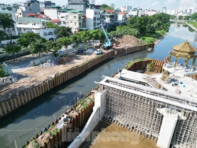 Nhiều công trường thi công vẫn ‘chặn’ dòng chảy sông Tô Lịch mùa mưa lũ ảnh 8