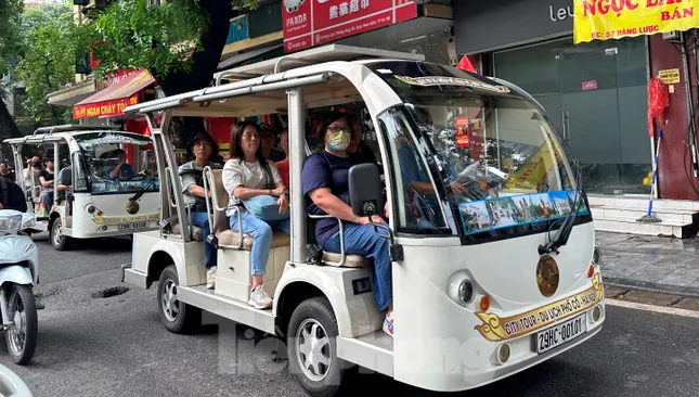 Ô tô điện chở khách chạy trên đường cấm: Sở Xây dựng Hà Nội nói gì? ảnh 1