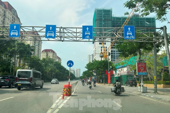 Sở Xây dựng Hà Nội nói gì về biển báo bất ngờ ‘chặn’ đường ô tô ở làn hỗn hợp? ảnh 2