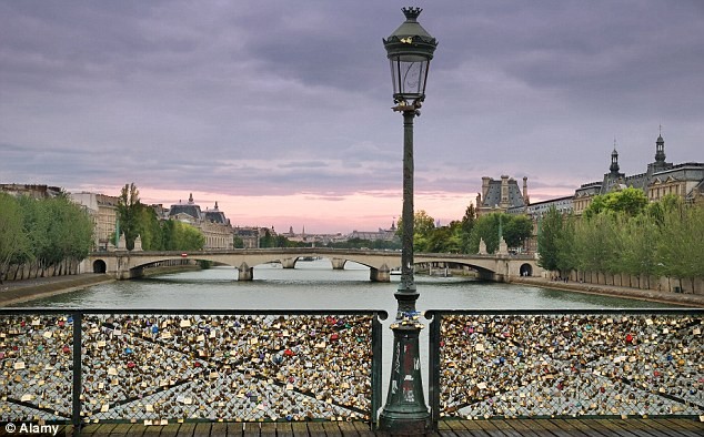 Cầu nổi tiếng Paris sập lan can vì... tình yêu ảnh 4