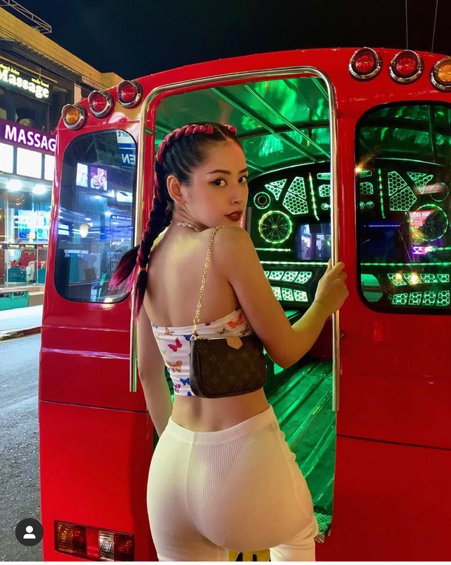 Bạn thấy Chi Pu hay Quỳnh Anh Shyn phối đồ đẹp hơn? Câu trả lời bình chọn và phân tích hay nhất sẽ nhận được 1 món quà là 1 cặp vé xem phim CGV bất kỳ các ngày trong tuần. Bình chọn gửi về heartbeat.svvn@gmail.com 1
