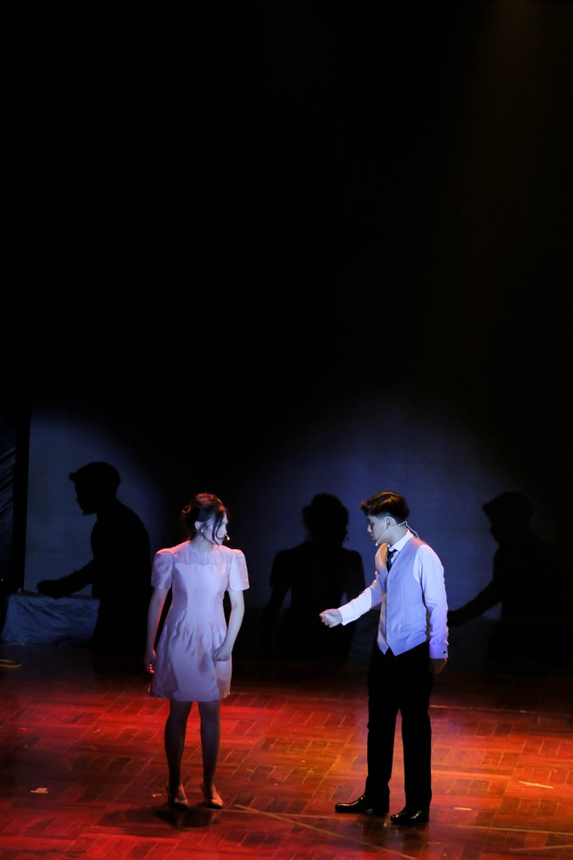 Lạc vào giữa hai thế giới thực - ảo với vở nhạc kịch English Performance ảnh 2