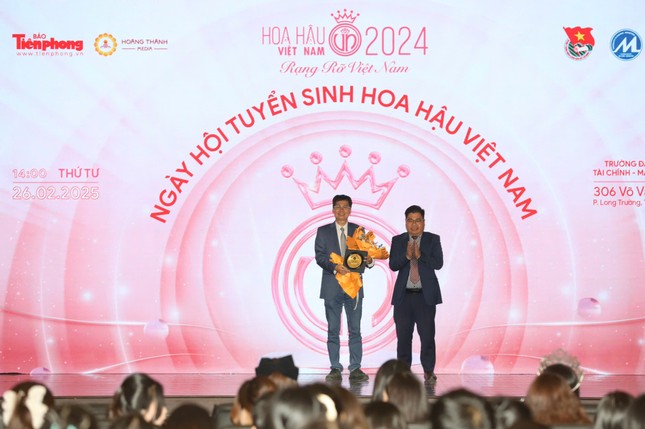 Sinh viên trường ĐH Tài chính – Marketing hào hứng tham gia Ngày hội tuyển sinh ‘Hoa hậu Việt Nam’ 2025 ảnh 5