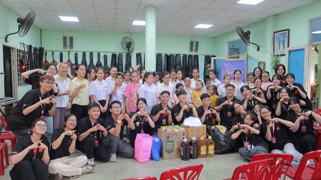 Mang yêu thương đến trẻ em khiếm thị ảnh 3