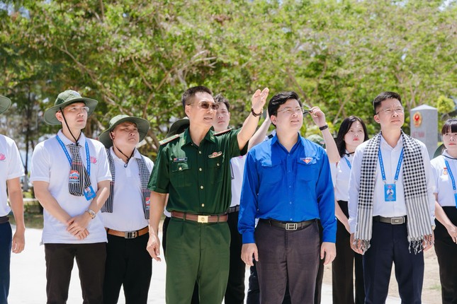 ‘Thanh niên tiên tiến’ tri ân lực lượng giữ gìn biển trời Tổ quốc ảnh 2