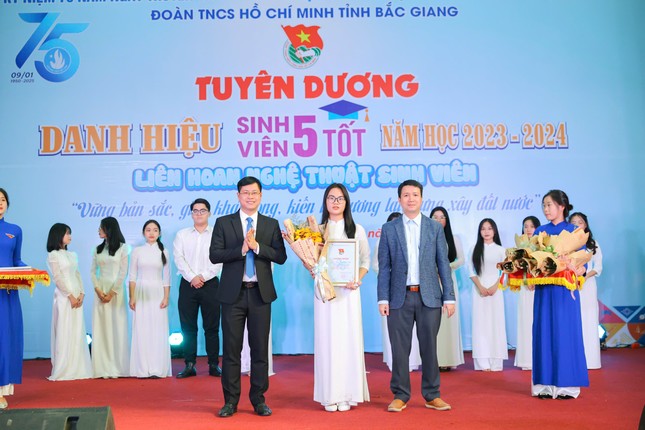 Nữ sinh Bắc Giang nhiệt huyết với công tác Đoàn và xuất sắc trong nghiên cứu khoa học ảnh 2