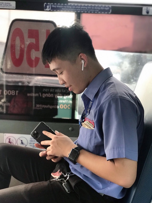Chàng tiếp viên xe buýt điển trai mê sáng tác nhạc ảnh 3
