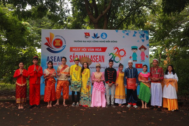 Ngày hội văn hóa “Sắc màu ASEAN 2020” tại trường ĐH Công nghệ Miền Đông ảnh 10