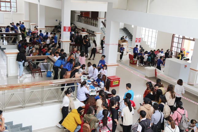 300 sinh viên trường ĐH Đà Lạt tham gia “Ngày hội hiến máu” ảnh 9