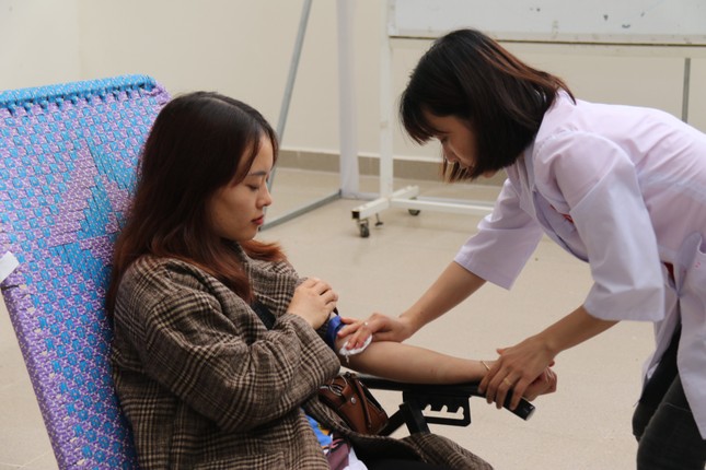 300 sinh viên trường ĐH Đà Lạt tham gia “Ngày hội hiến máu” ảnh 5