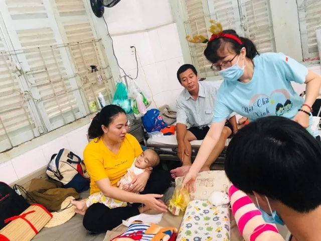 Theo chân ông già Noel mang niềm vui đến các em bệnh nhi ảnh 11