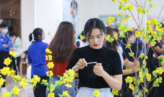 Sinh viên trổ tài trang trí mai, đào ngày Tết ảnh 4