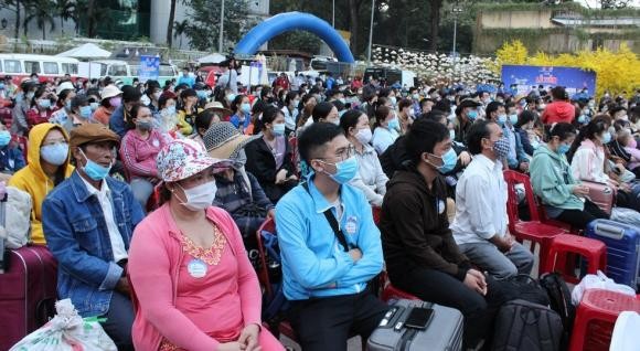 Sinh viên phấn khởi nhận vé về quê đón Tết ảnh 1