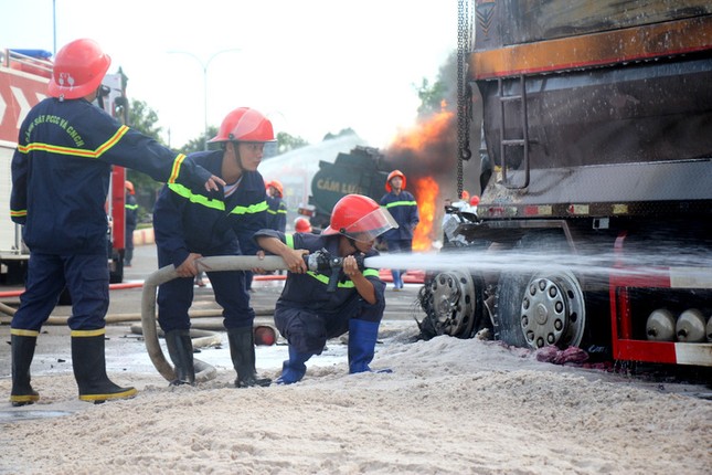 Ô tô tải và xe bồn bốc cháy dữ dội sau va chạm, 2 cha con tử vong ảnh 2