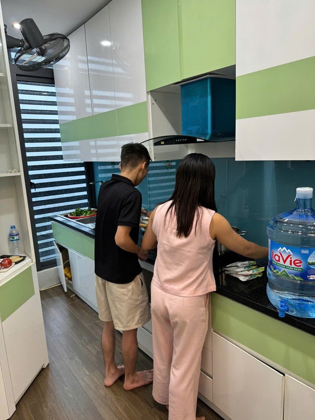 Vợ chồng Hà Nội dùng căn hộ 100m2 cho người lạ tránh bão ảnh 3