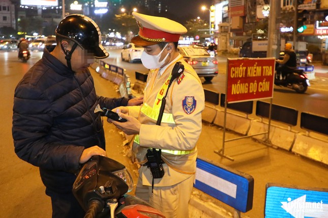 Mải nâng chén trong tiệc tất niên, nhiều tài xế vi phạm nồng độ cồn 'kịch khung' ảnh 3