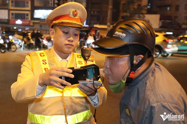 Mải nâng chén trong tiệc tất niên, nhiều tài xế vi phạm nồng độ cồn 'kịch khung' ảnh 7