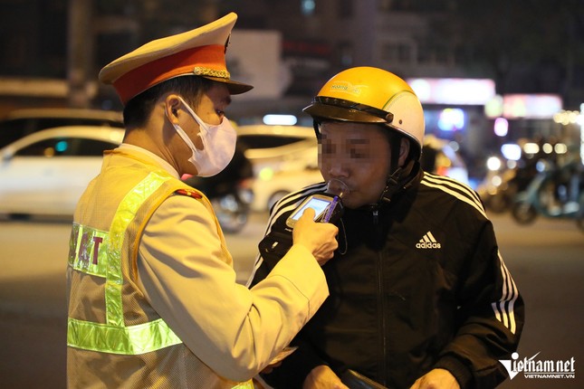 Mải nâng chén trong tiệc tất niên, nhiều tài xế vi phạm nồng độ cồn 'kịch khung' ảnh 9