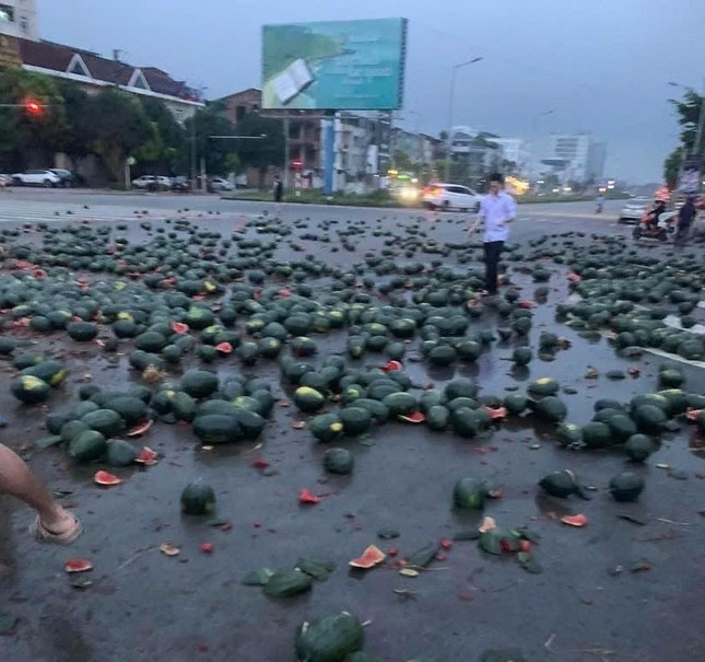 Cảnh tượng chưa từng thấy sau vụ tai nạn giao thông giữa ngã tư ảnh 1