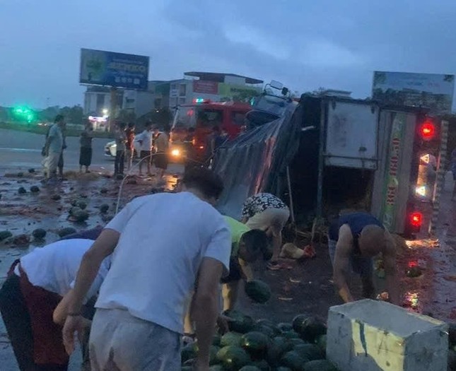 Cảnh tượng chưa từng thấy sau vụ tai nạn giao thông giữa ngã tư ảnh 2