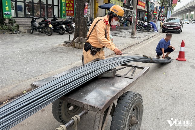 Tài xế kéo xe sắt dài 12,7m bị cảnh sát phạt, chủ cửa hàng &apos;than&apos; bỏ nghề ảnh 3