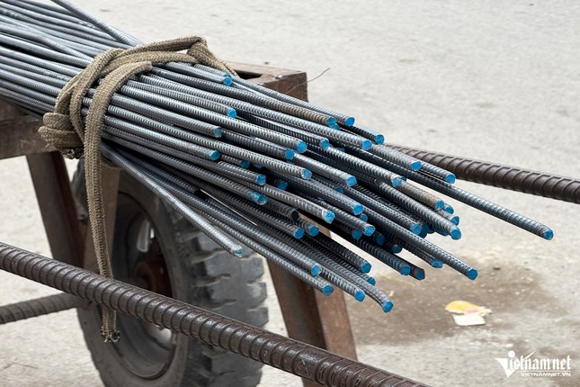 Tài xế kéo xe sắt dài 12,7m bị cảnh sát phạt, chủ cửa hàng &apos;than&apos; bỏ nghề ảnh 5
