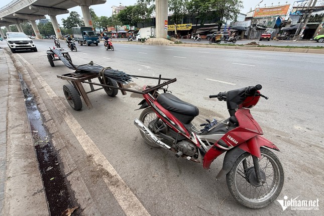 Tài xế kéo xe sắt dài 12,7m bị cảnh sát phạt, chủ cửa hàng &apos;than&apos; bỏ nghề ảnh 6