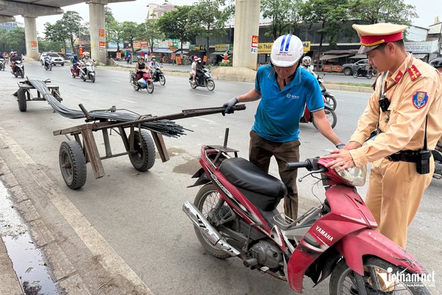 Tài xế kéo xe sắt dài 12,7m bị cảnh sát phạt, chủ cửa hàng &apos;than&apos; bỏ nghề ảnh 8