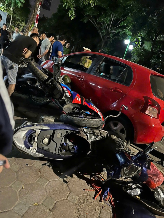 Lời kể kinh hoàng của nạn nhân thoát chết sau vụ ô tô tông liên hoàn ở Hà Nội ảnh 3