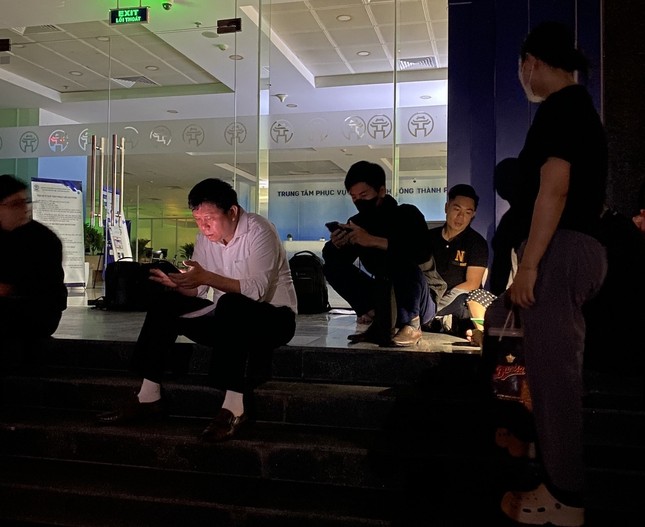 Từ xếp hàng dài lúc 6h sáng, nay chỉ 1 người chờ ở Trung tâm hành chính công Hà Nội ảnh 1