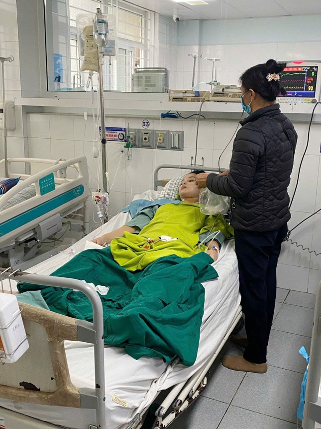 Cô gái Phú Thọ mất tứ chi trong một tháng, được mẹ chăm như trẻ sơ sinh ảnh 3