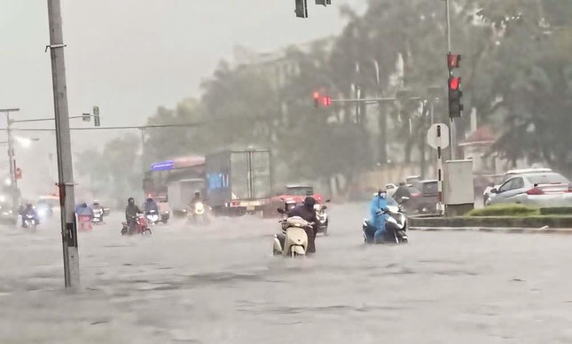 Nhiều tuyến đường ở thành phố Bắc Giang ngập sâu trong nước ảnh 3