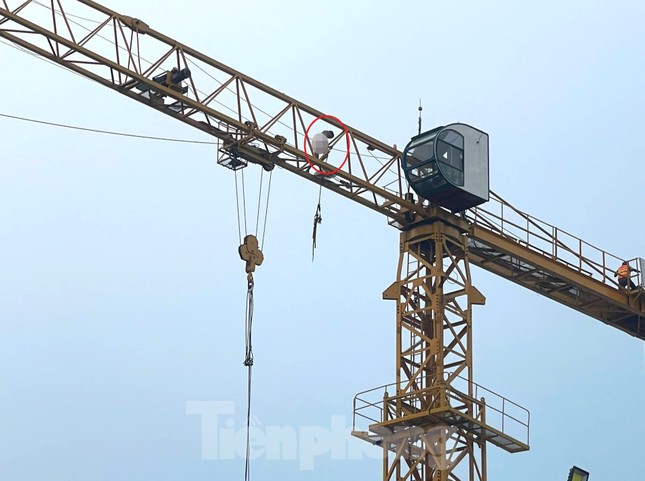 Đang giải cứu thanh niên khỏa thân đứng trên cần cẩu cao hàng chục mét ảnh 1