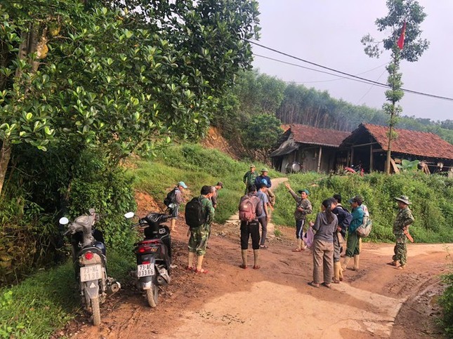 Huy động 60 người vào rừng tìm kiếm người đàn ông mất tích bí ẩn ở Quảng Bình ảnh 1