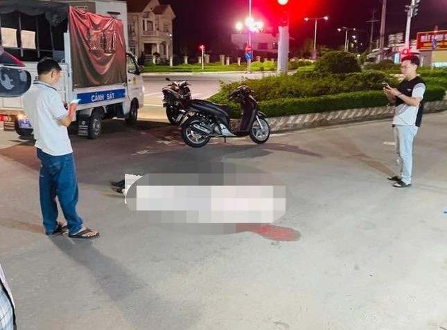 Một phụ nữ bị đuổi đánh, tử vong giữa đường ảnh 1