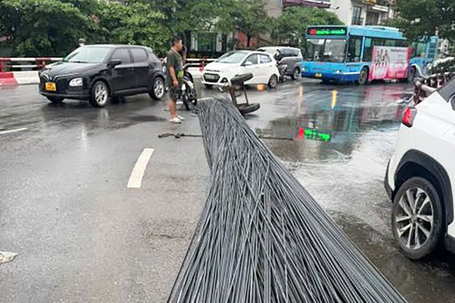 Hà Nội: Ô tô làm rơi bó sắt dài 12m, tắc nghẽn vòng xuyến cầu Chương Dương ảnh 1