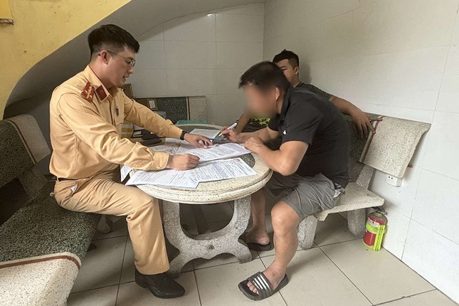 Hà Nội: Ô tô làm rơi bó sắt dài 12m, tắc nghẽn vòng xuyến cầu Chương Dương ảnh 2