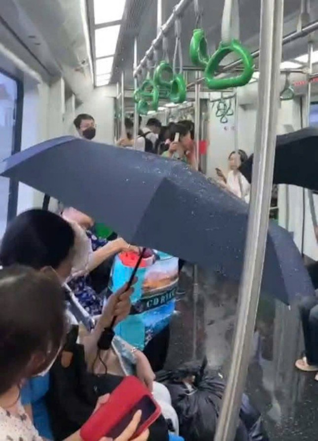 Hy hữu khách đi tàu phải che ô vì dột nước: Lãnh đạo metro Hà Nội nói gì? ảnh 1