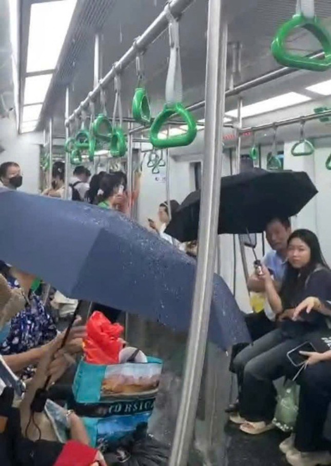 Hy hữu khách đi tàu phải che ô vì dột nước: Lãnh đạo metro Hà Nội nói gì? ảnh 2