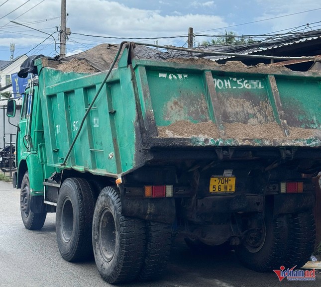 Dân hô hoán ngăn cản, tài xế vẫn cố lái xe ben qua làm lún cầu ở Cần Thơ ảnh 2