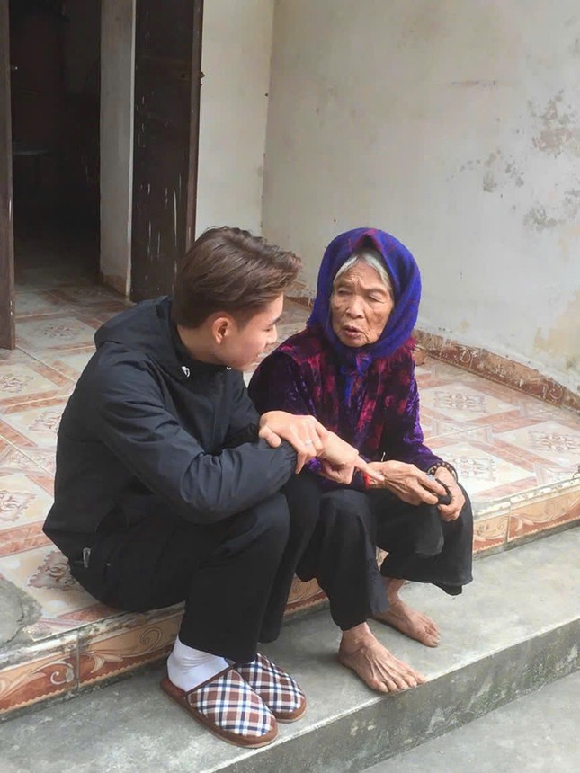 1,6 triệu lượt xem video cụ bà 93 tuổi ở Hà Nội trèo cổng đi tìm chồng ảnh 3