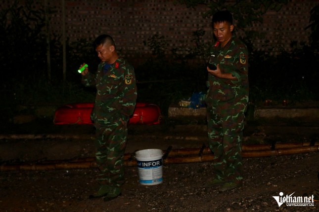 Vụ người đi xe máy rơi &apos;hố tử thần&apos;: Xuyên đêm treo dây tiếp cận hốc sâu tìm nạn nhân ảnh 3