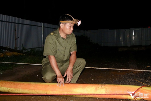 Vụ người đi xe máy rơi &apos;hố tử thần&apos;: Xuyên đêm treo dây tiếp cận hốc sâu tìm nạn nhân ảnh 4