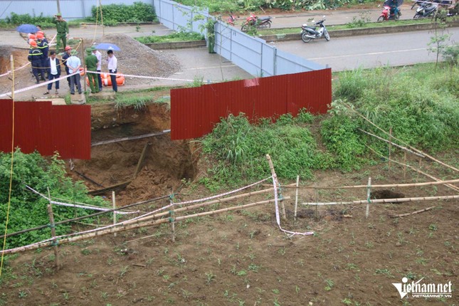 Hiện trường tìm kiếm người đi xe máy rơi 'hố tử thần': Lòng hố biến đổi kỳ lạ ảnh 4