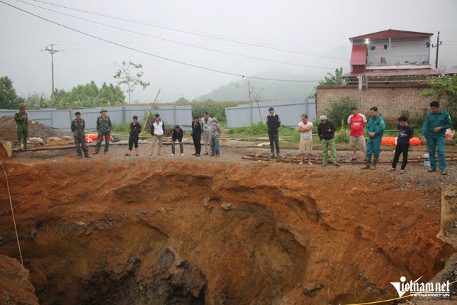 Hiện trường tìm kiếm người đi xe máy rơi 'hố tử thần': Lòng hố biến đổi kỳ lạ ảnh 5
