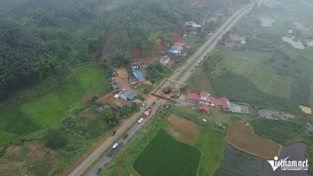 Hiện trường tìm kiếm người đi xe máy rơi 'hố tử thần': Lòng hố biến đổi kỳ lạ ảnh 6