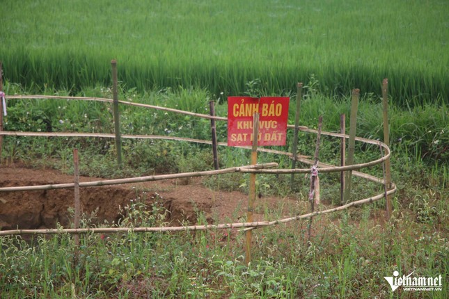 Hiện trường tìm kiếm người đi xe máy rơi 'hố tử thần': Lòng hố biến đổi kỳ lạ ảnh 7