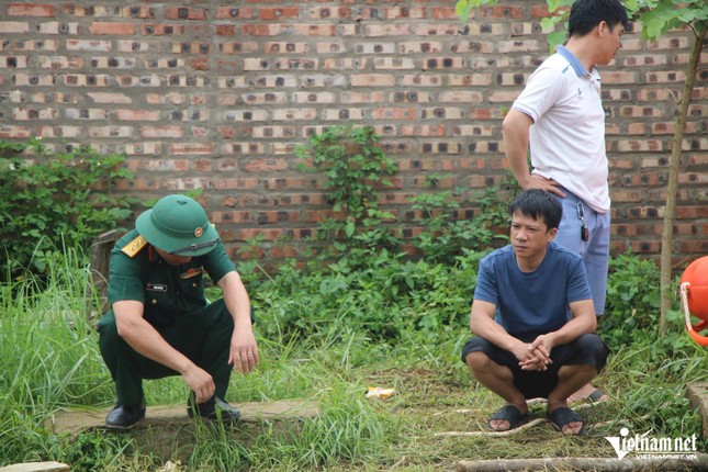 Vụ xe máy lao xuống &apos;hố tử thần&apos;: Người thân hy vọng từ manh mối chiếc áo tại hiện trường ảnh 1