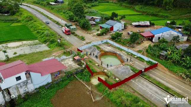 Vụ xe máy lao xuống &apos;hố tử thần&apos;: Người thân hy vọng từ manh mối chiếc áo tại hiện trường ảnh 2