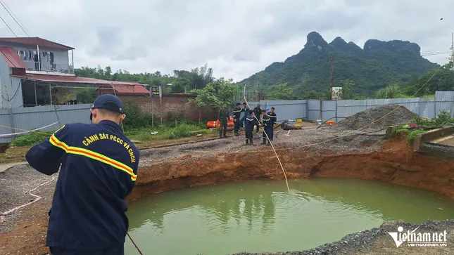 Cảnh sát kể phút tiếp cận sâu bên trong hàm ếch, tìm nạn nhân nghi rơi &apos;hố tử thần&apos; ảnh 6